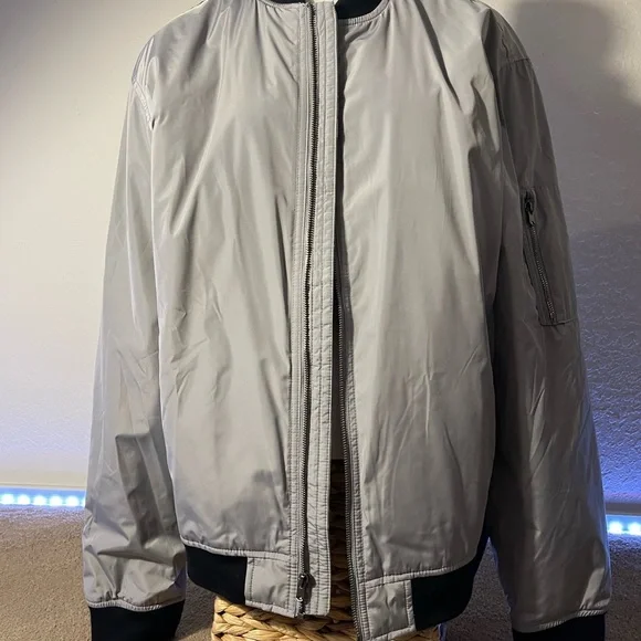 Old navy bomber jacket - Picture 3 of 9